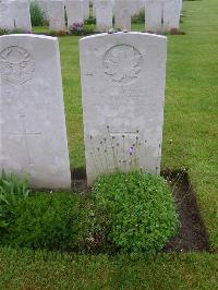 Etaples Military Cemetery - Thacker, Gordon